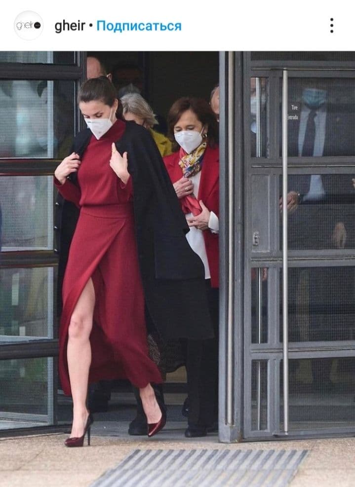 Королева Летиція в ефектному червоному платті ненароком засвітила стрункі ноги